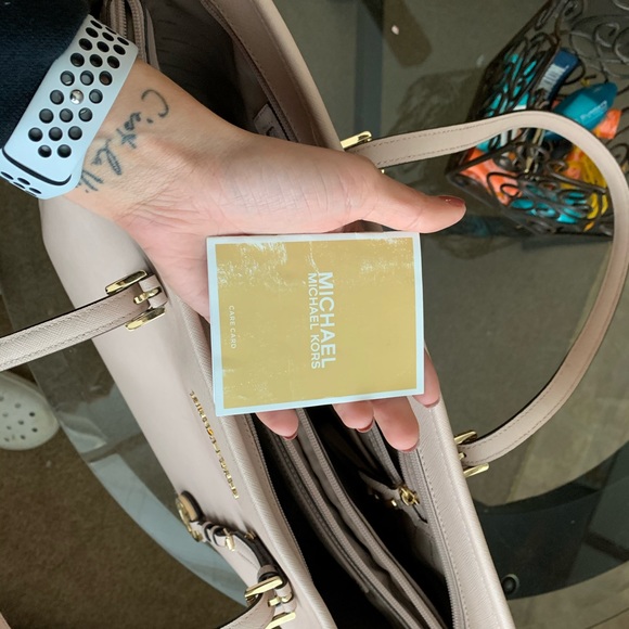 Jet Set Medium Blush Leather Top-Zip Tote Bag - Picture 6 of 7